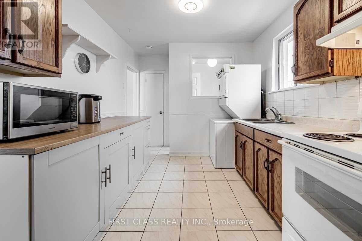 Single Family at Main Fl- 260 Taylor Mills Drive, Richmond Hill (Crosby), Ontario - Photo 3 - RE/MAX Garden City Realty