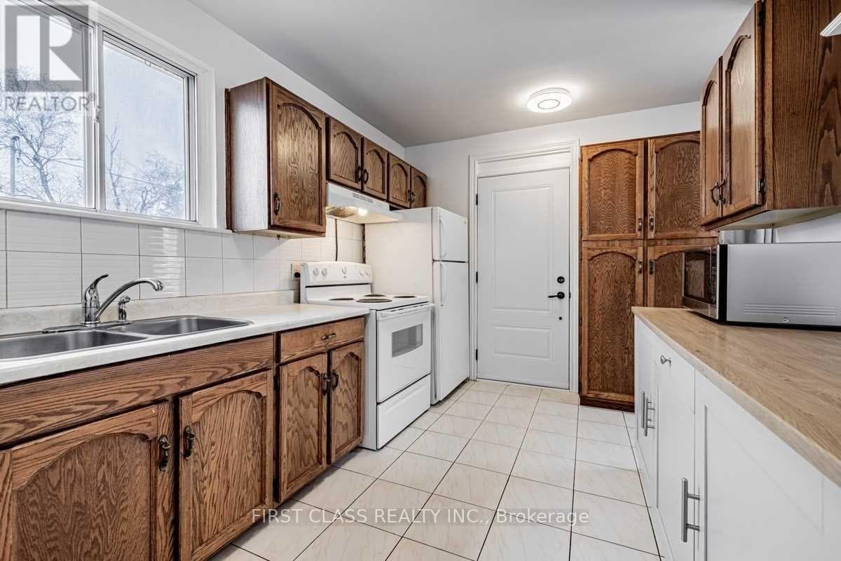 Single Family at Main Fl- 260 Taylor Mills Drive, Richmond Hill (Crosby), Ontario - Photo 2 - RE/MAX Garden City Realty