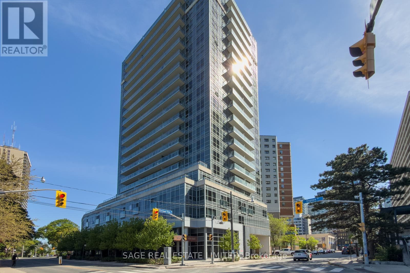 313- 58 Orchard View Boulevard