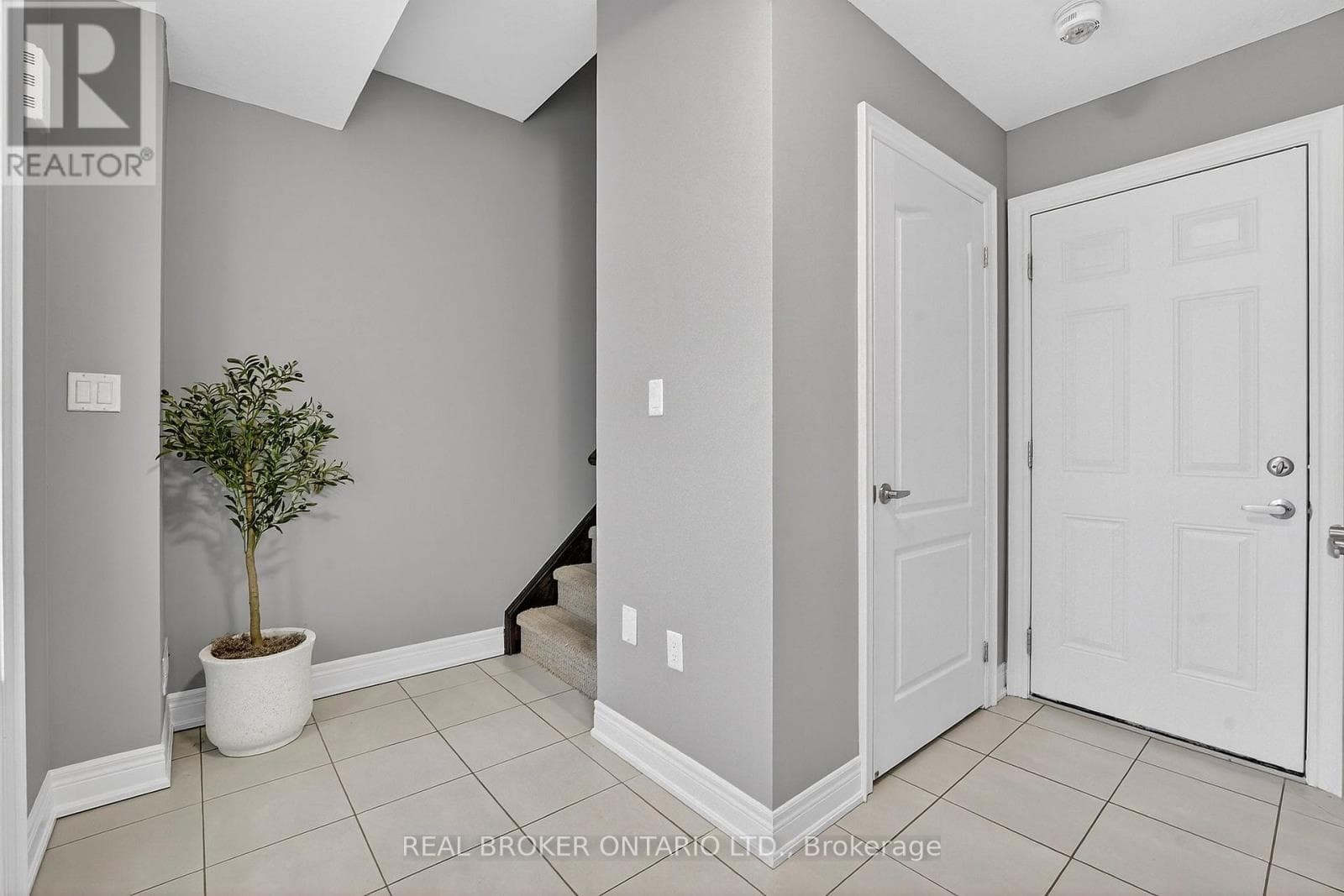 Single Family at 5000 Desantis Drive, Lincoln (Beamsville), Ontario - Photo 5 - RE/MAX Garden City Realty