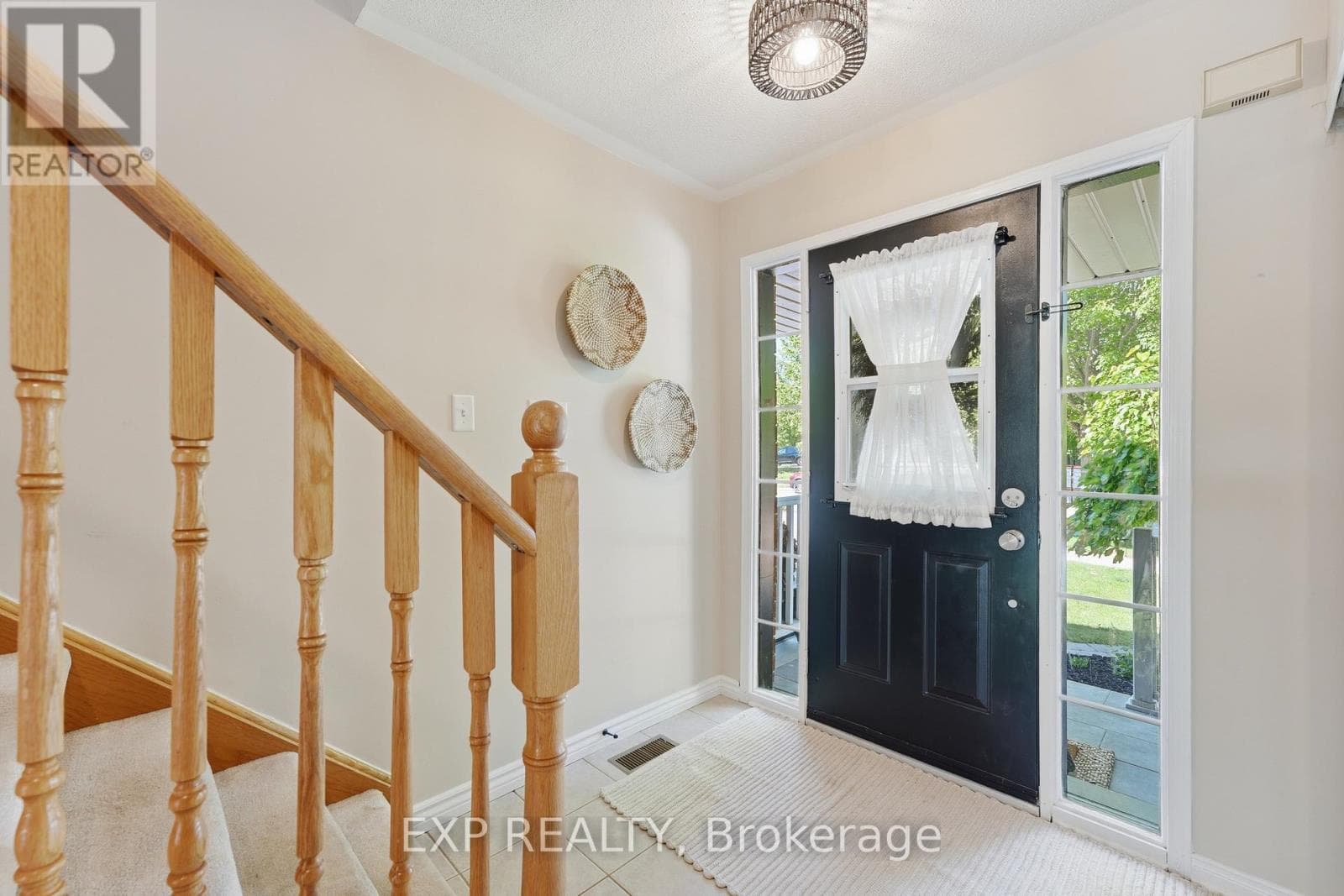 Single Family at 3 Battenberg Court, East Gwillimbury (Mt Albert), Ontario - Photo 3 - RE/MAX Garden City Realty