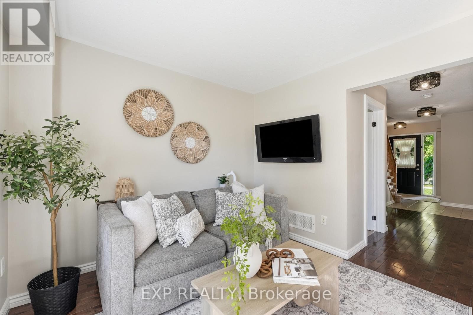 Single Family at 3 Battenberg Court, East Gwillimbury (Mt Albert), Ontario - Photo 4 - RE/MAX Garden City Realty