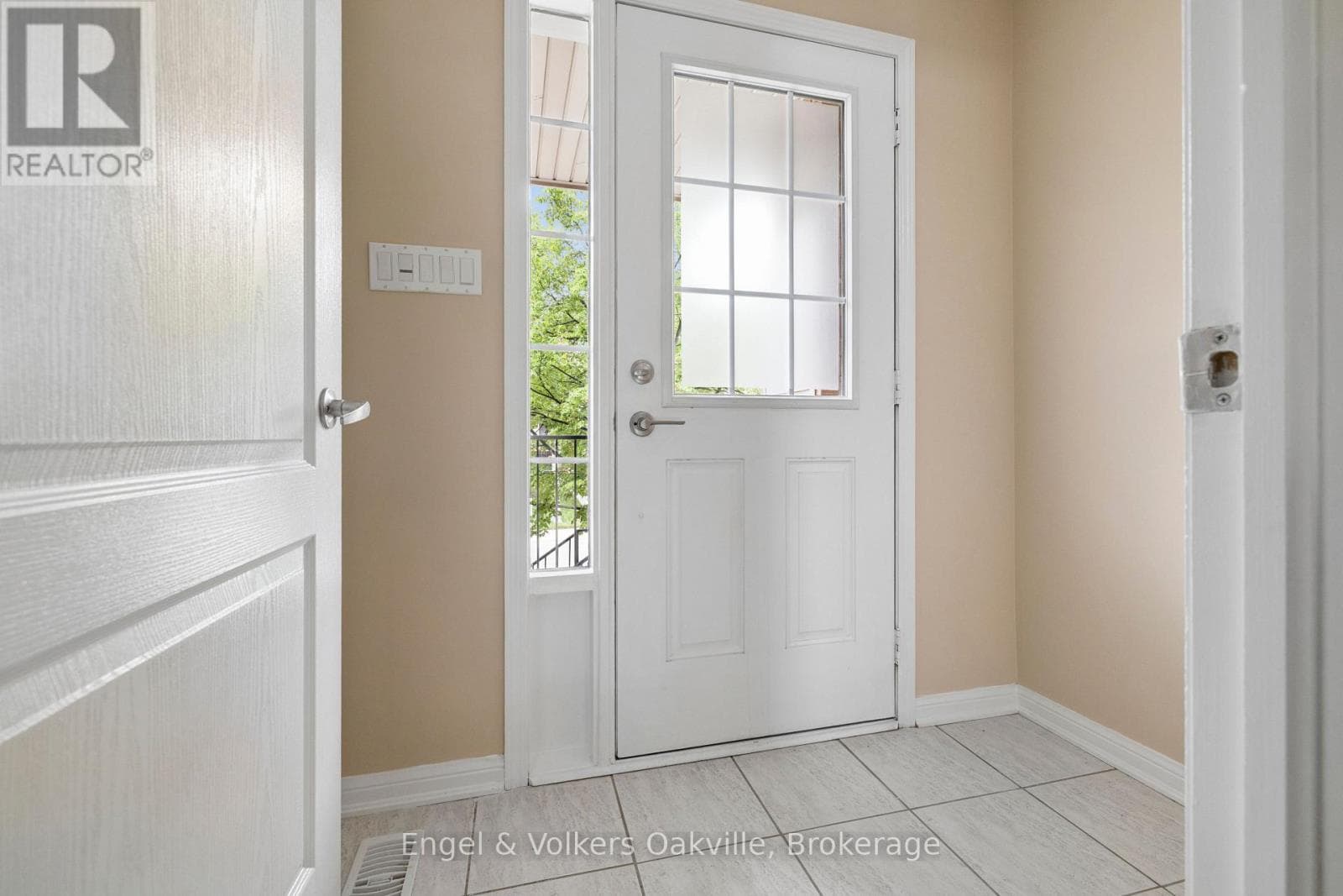 Single Family at 2408 Coho Way, Oakville (WM Westmount), Ontario - Photo 4 - RE/MAX Garden City Realty