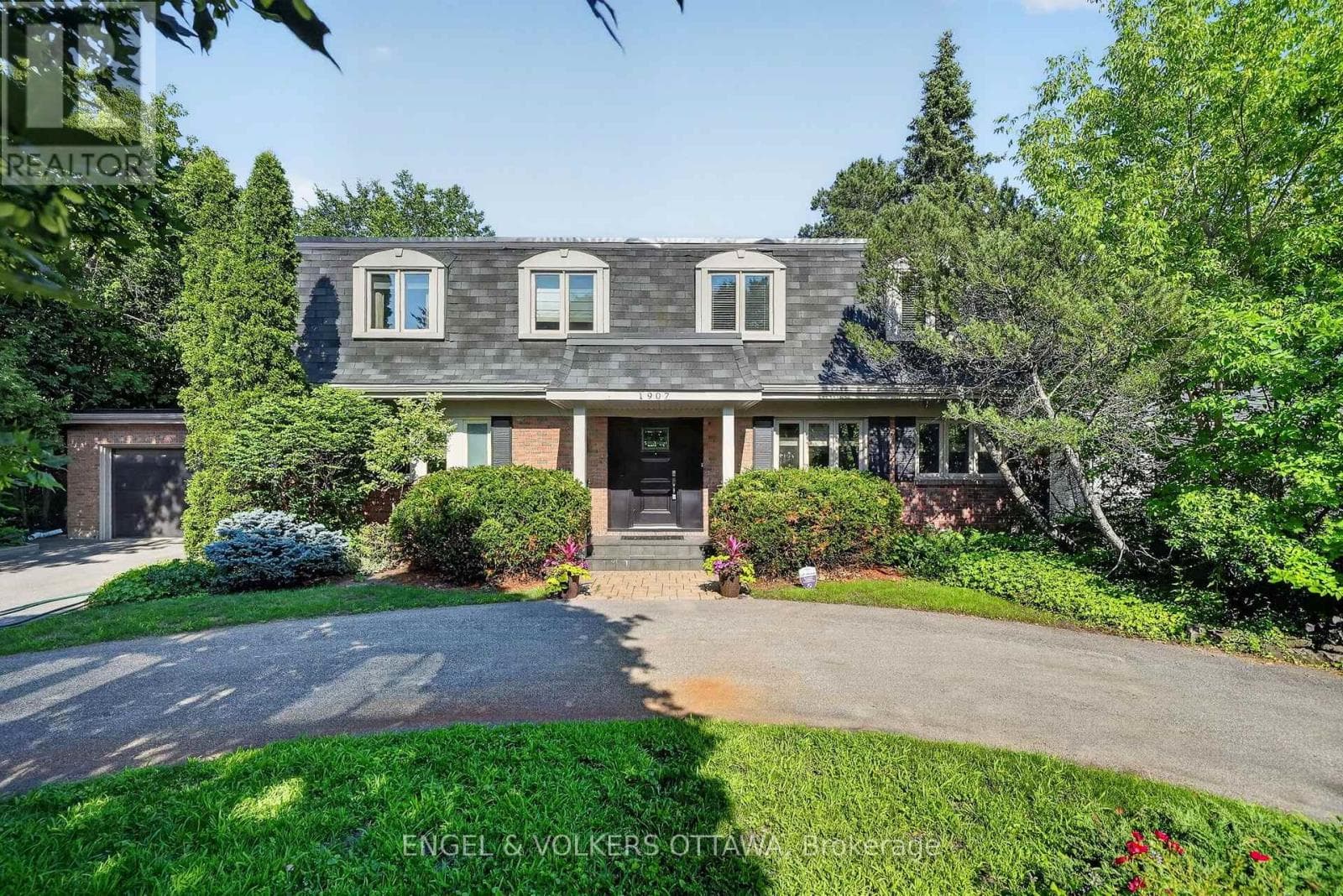 1907 Fairmeadow Crescent