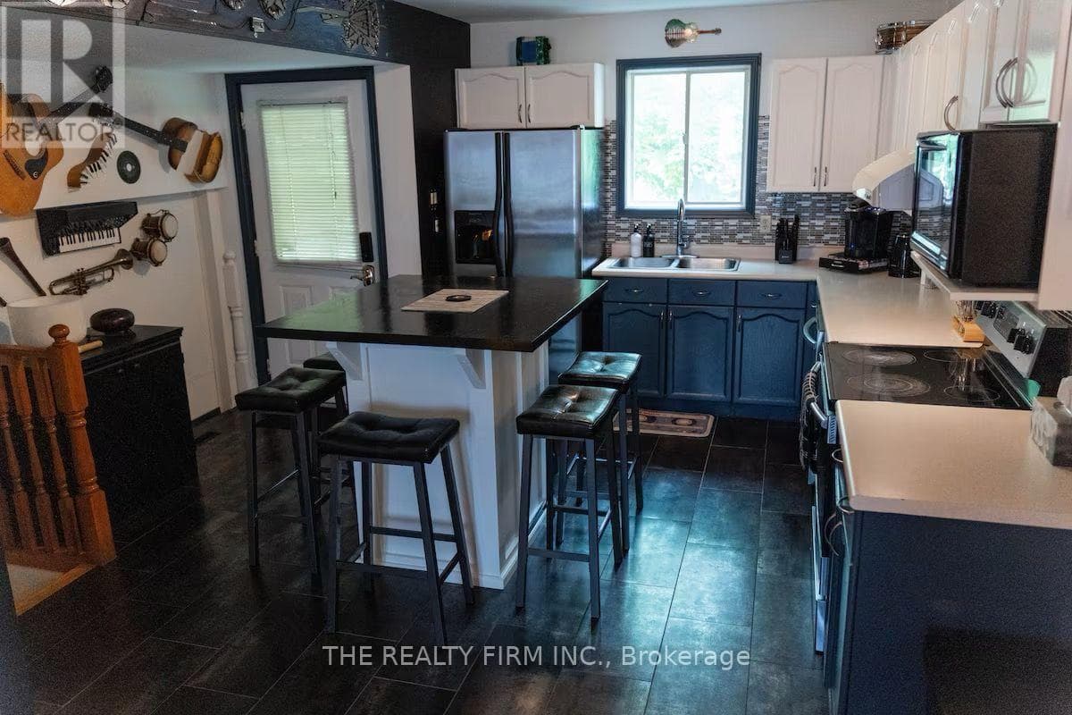 Single Family at 10 Lisa Court, London East (East L), Ontario - Photo 6 - RE/MAX Garden City Realty