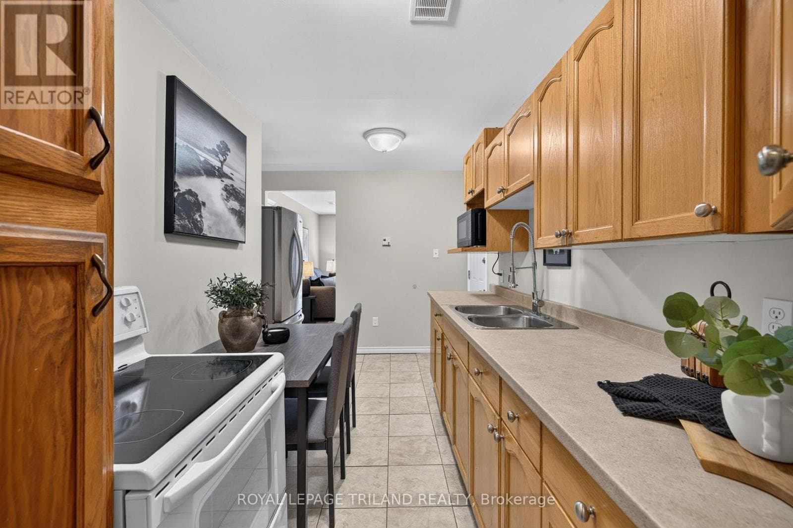 Single Family at 6422 Bradish Road, London South (South A), Ontario - Photo 10 - RE/MAX Garden City Realty