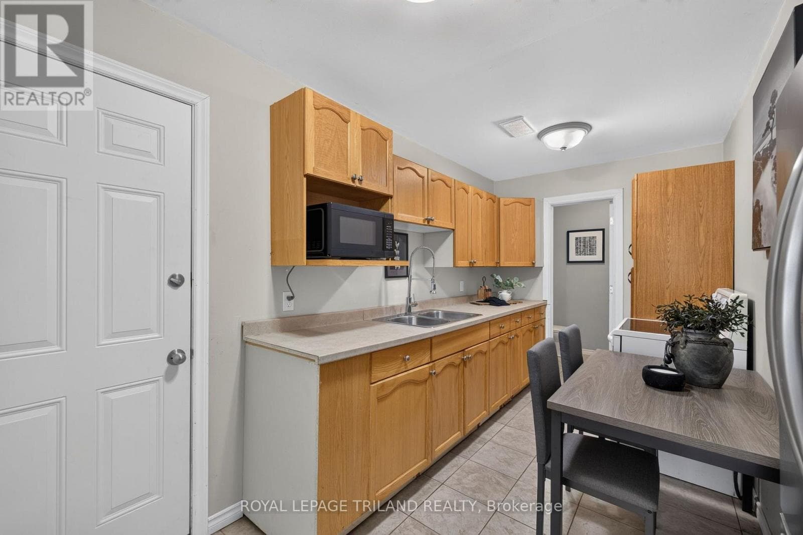 Single Family at 6422 Bradish Road, London South (South A), Ontario - Photo 7 - RE/MAX Garden City Realty