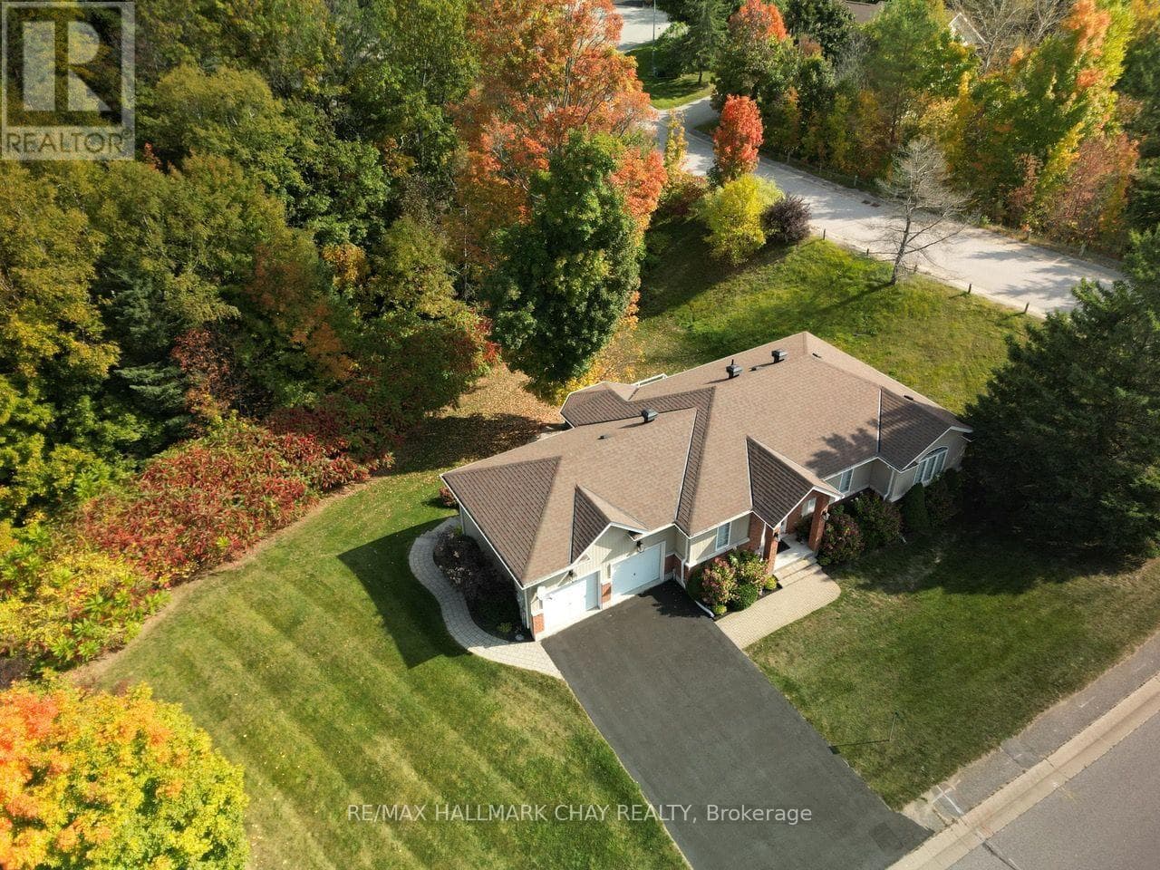 Single Family at 32 Valleycrest Drive, Oro-Medonte (Horseshoe Valley), Ontario - Photo 2 - RE/MAX Garden City Realty