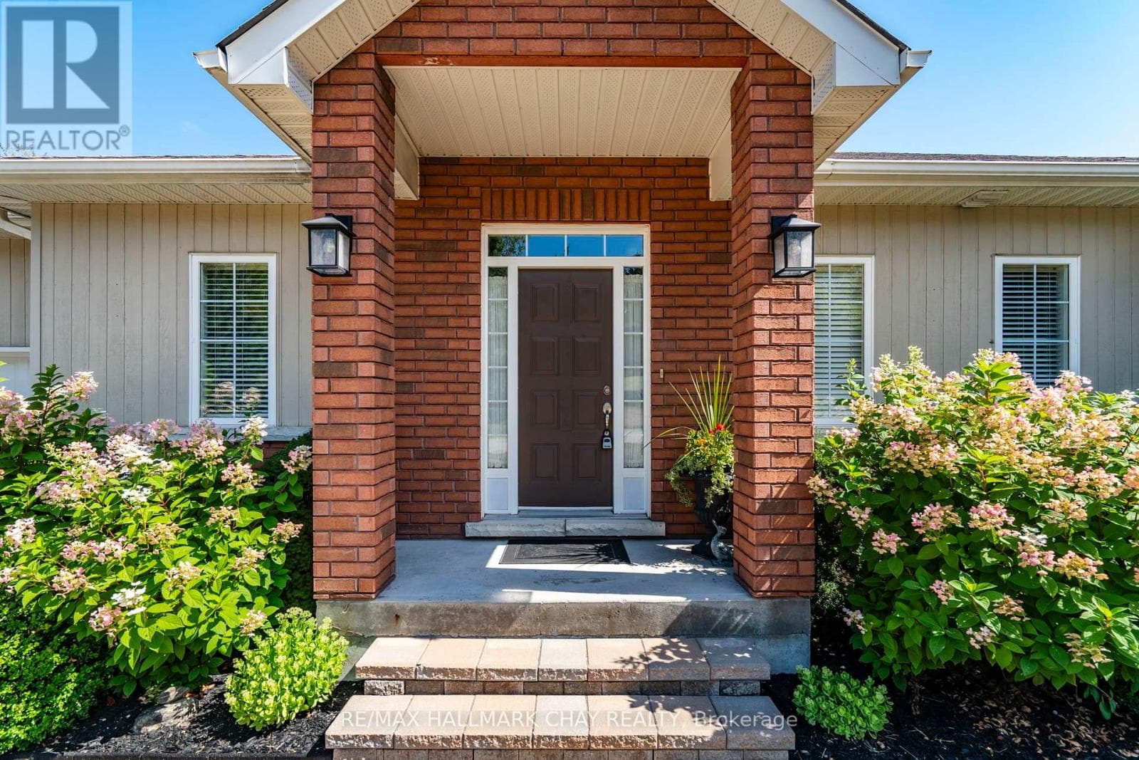 Single Family at 32 Valleycrest Drive, Oro-Medonte (Horseshoe Valley), Ontario - Photo 4 - RE/MAX Garden City Realty