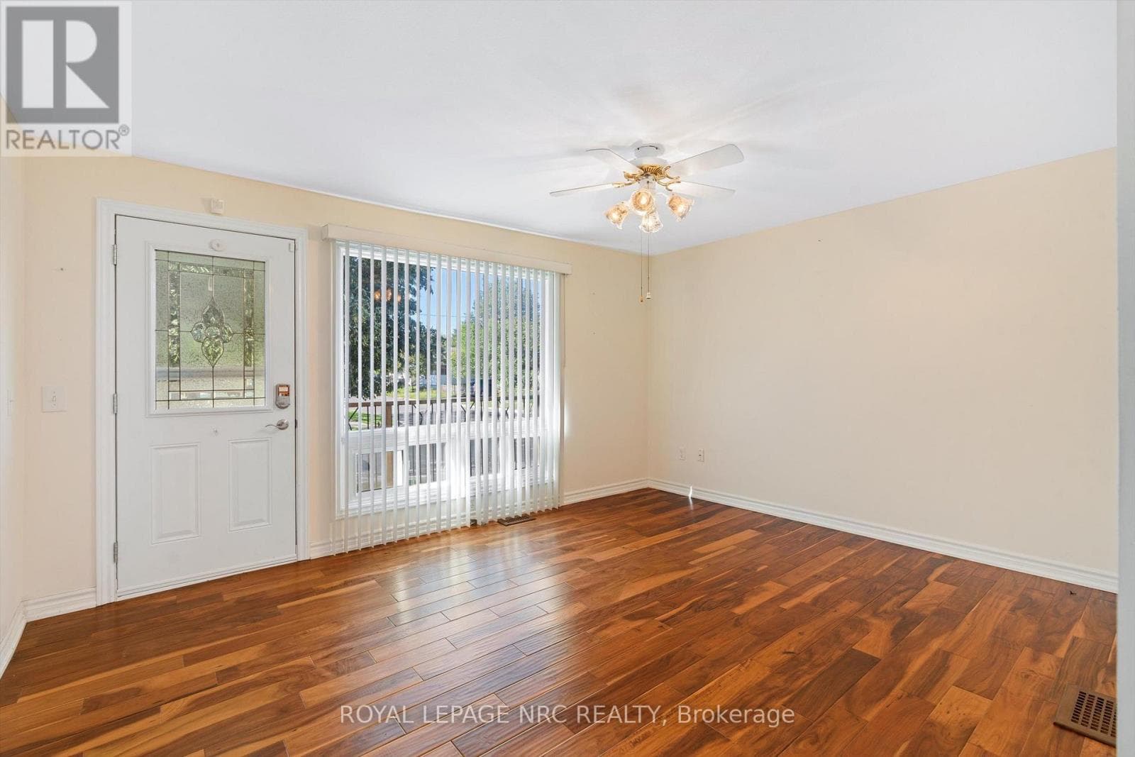 Single Family at 370 Dieppe Street, Welland (Lincoln/Crowland), Ontario - Photo 5 - RE/MAX Garden City Realty