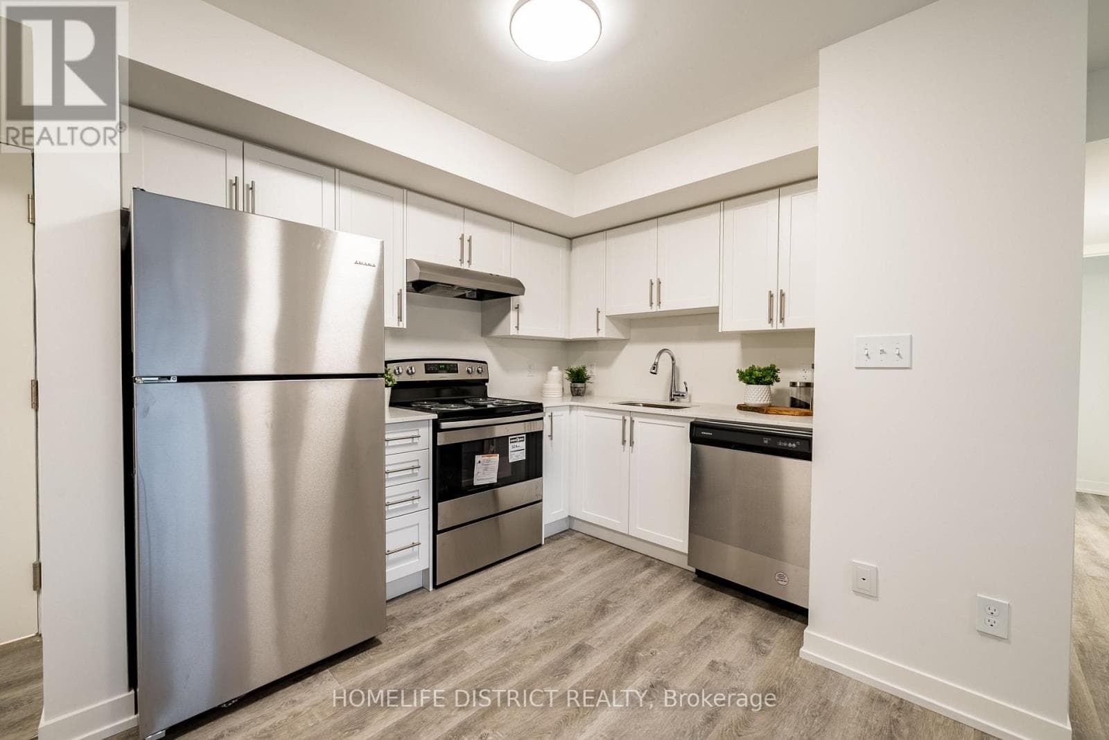 Multi-family at 604- 976 Simcoe Street, Oshawa (Centennial), Ontario - Photo 2 - RE/MAX Garden City Realty