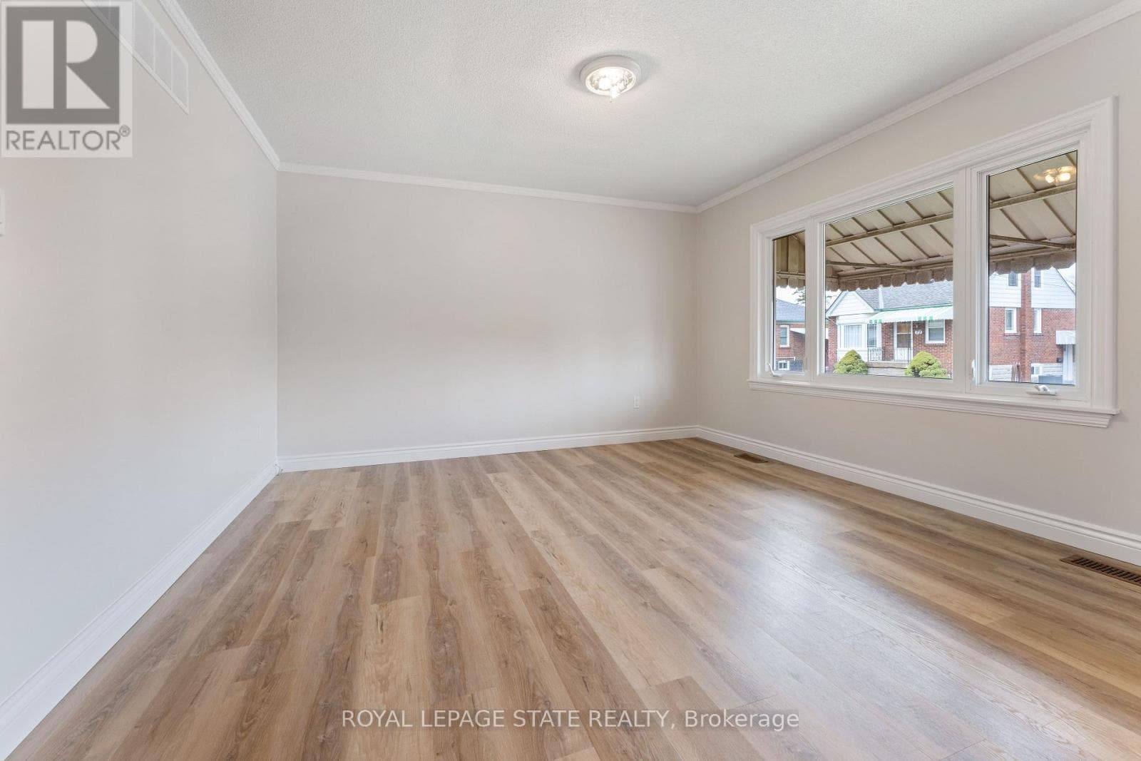 Single Family at Main Floor- 65 East 11th Street, Hamilton (Inch Park), Ontario - Photo 10 - RE/MAX Garden City Realty