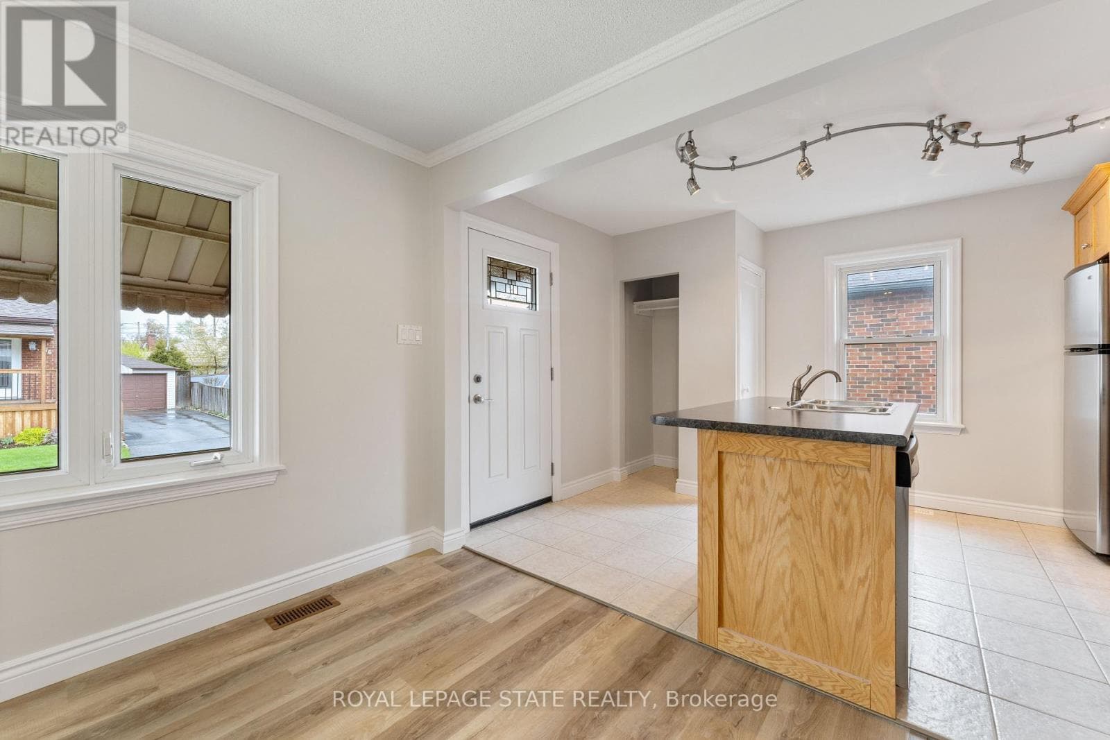 Single Family at Main Floor- 65 East 11th Street, Hamilton (Inch Park), Ontario - Photo 4 - RE/MAX Garden City Realty