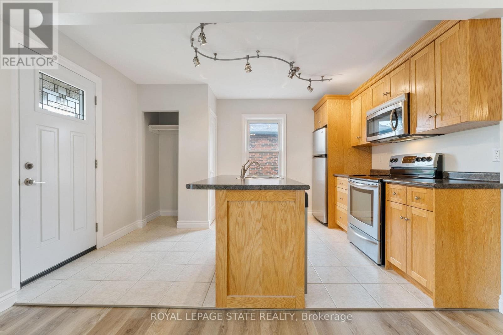 Single Family at Main Floor- 65 East 11th Street, Hamilton (Inch Park), Ontario - Photo 7 - RE/MAX Garden City Realty