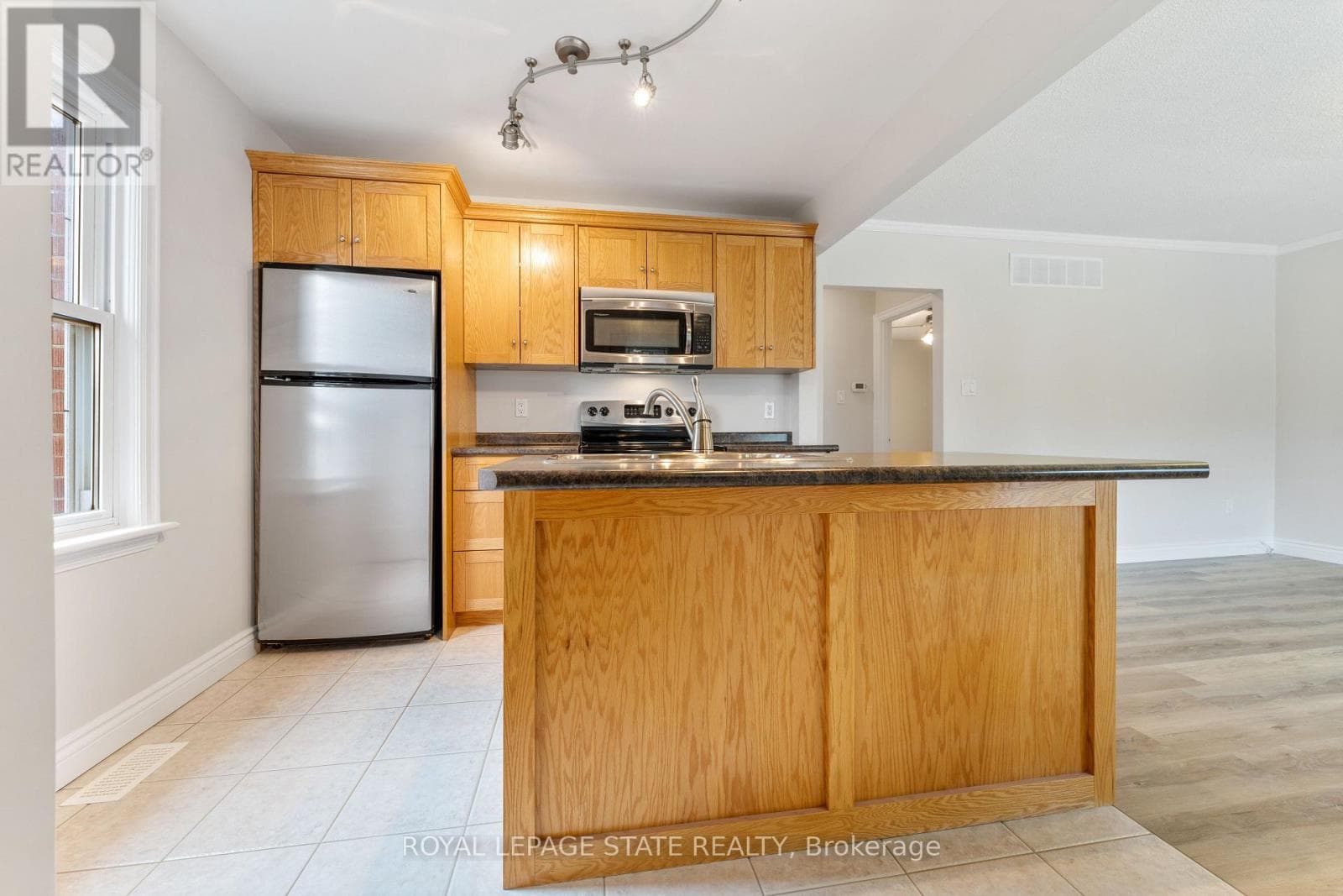 Single Family at Main Floor- 65 East 11th Street, Hamilton (Inch Park), Ontario - Photo 8 - RE/MAX Garden City Realty
