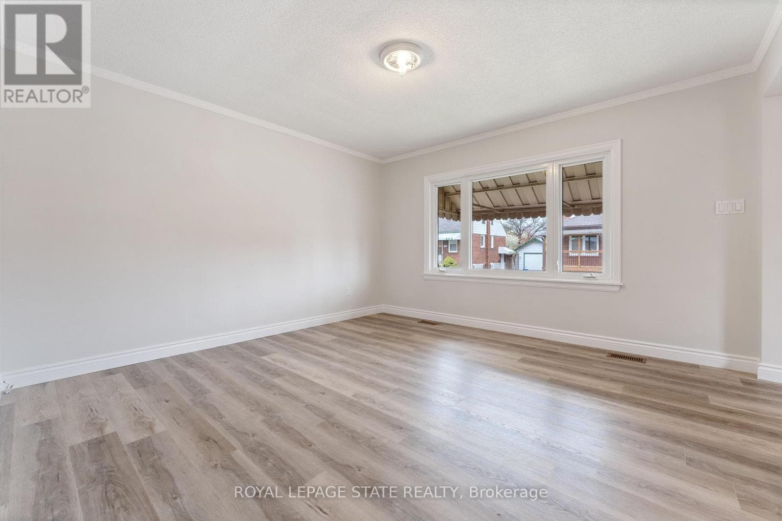 Single Family at Main Floor- 65 East 11th Street, Hamilton (Inch Park), Ontario - Photo 9 - RE/MAX Garden City Realty