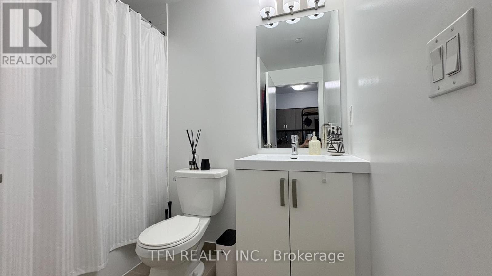 Single Family at 802- 1603 Eglinton Avenue, Toronto (Oakwood Village), Ontario - Photo 7 - RE/MAX Garden City Realty