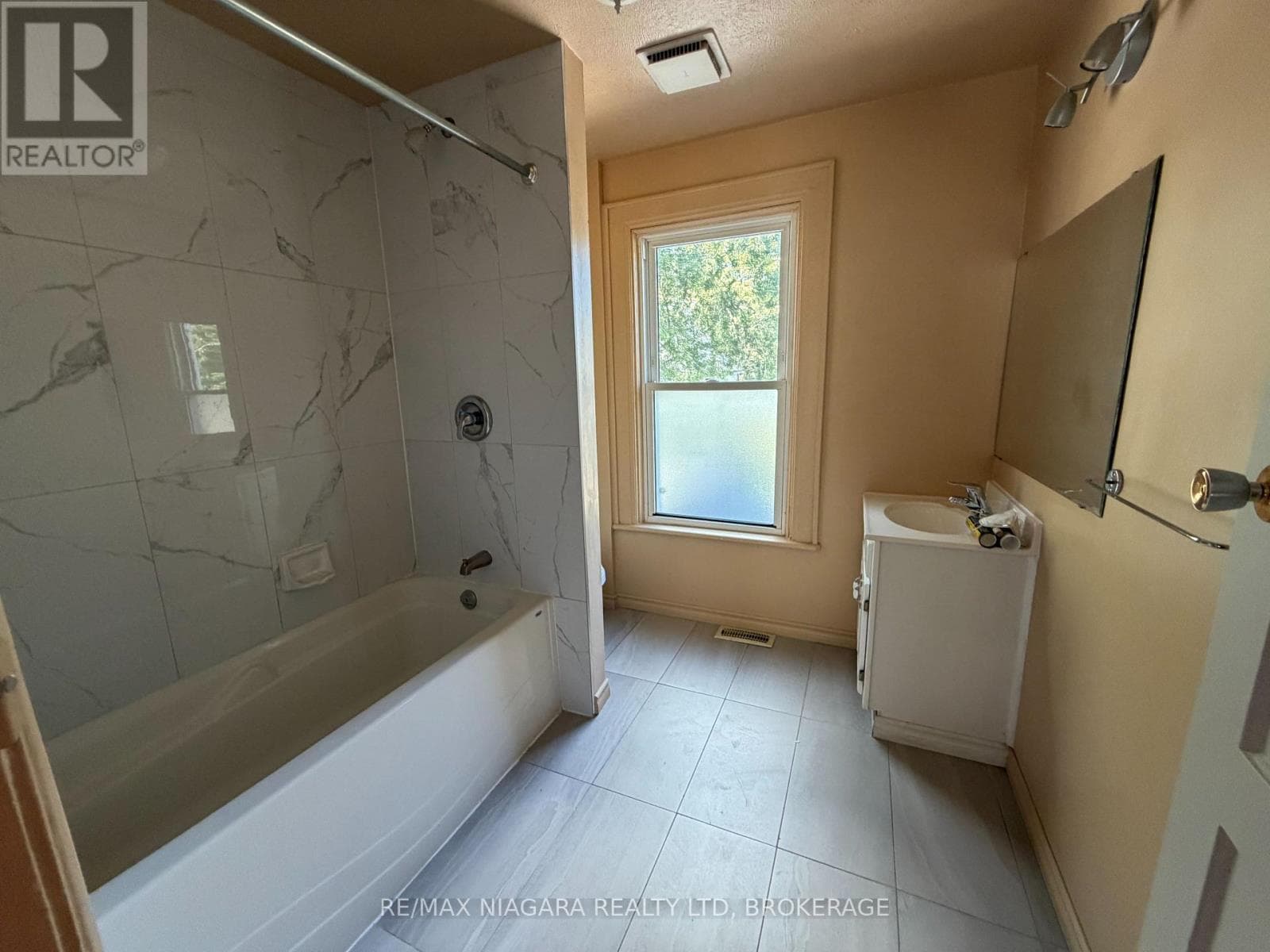 Single Family at 4712 Cookman Crescent, Niagara Falls (Downtown), Ontario - Photo 10 - RE/MAX Garden City Realty