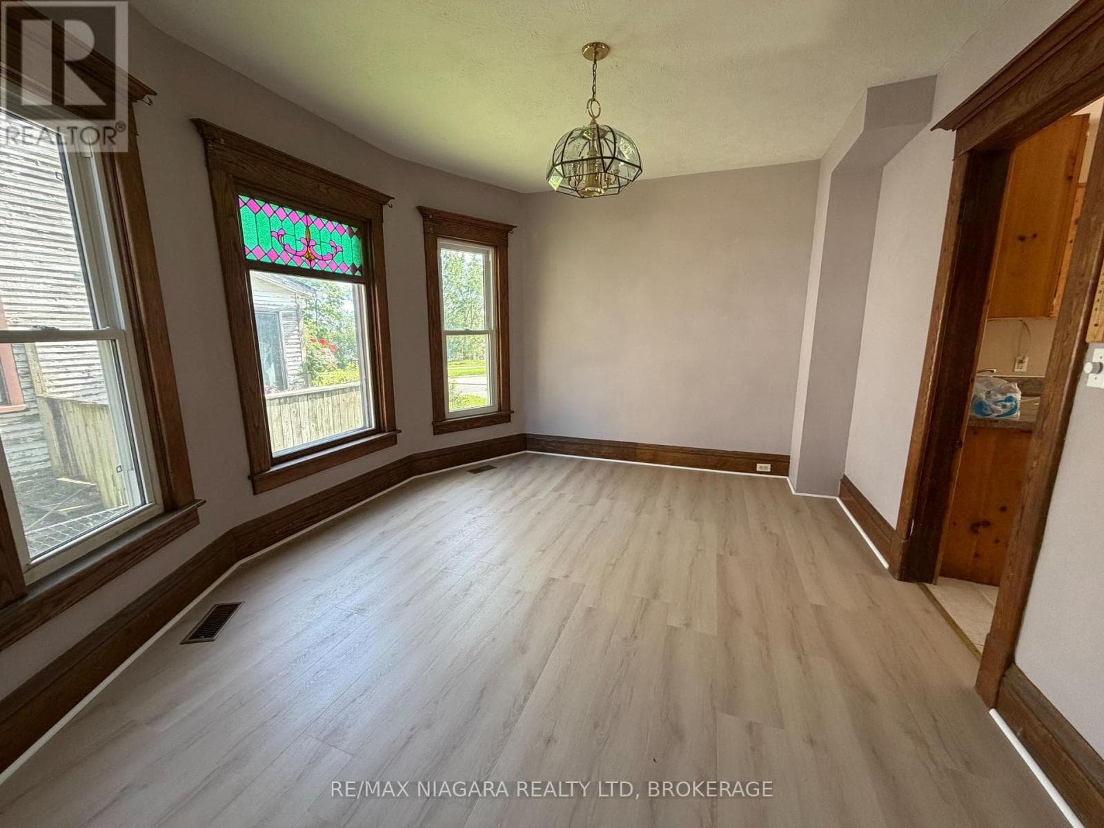 Single Family at 4712 Cookman Crescent, Niagara Falls (Downtown), Ontario - Photo 4 - RE/MAX Garden City Realty