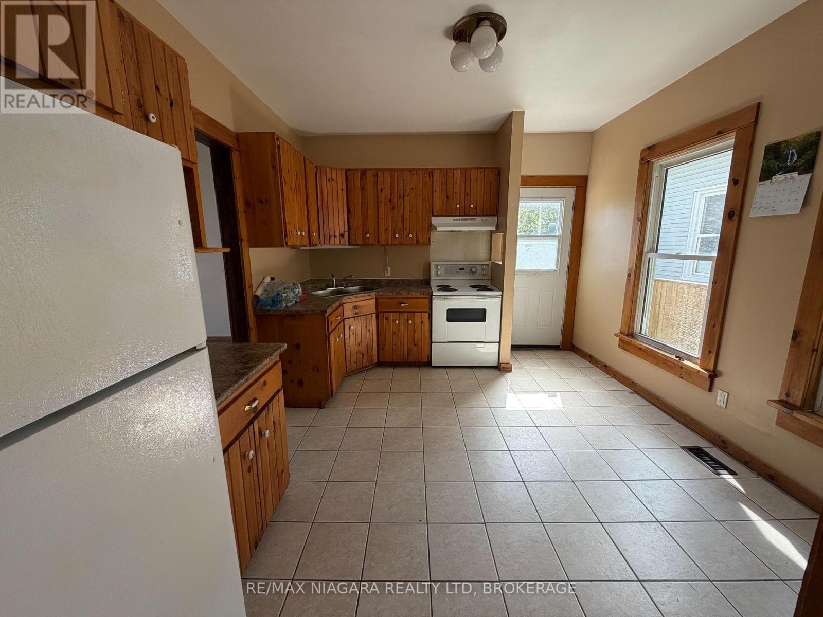 Single Family at 4712 Cookman Crescent, Niagara Falls (Downtown), Ontario - Photo 5 - RE/MAX Garden City Realty