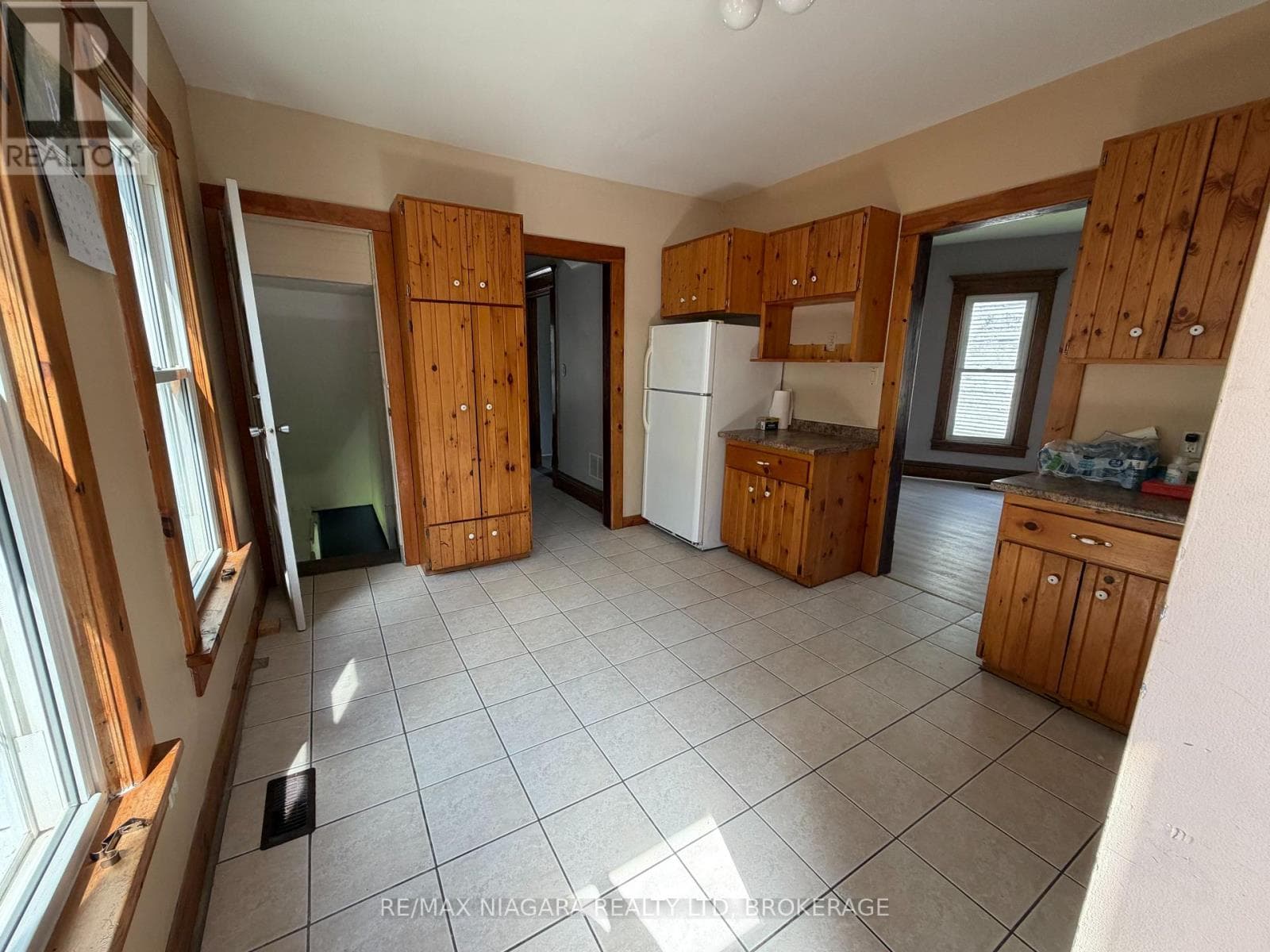 Single Family at 4712 Cookman Crescent, Niagara Falls (Downtown), Ontario - Photo 6 - RE/MAX Garden City Realty