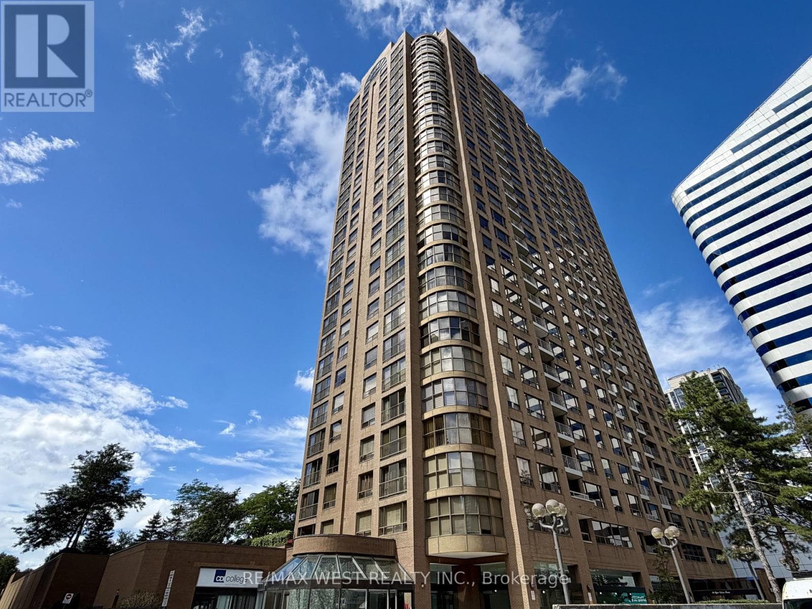 2405- 100 Upper Madison Avenue