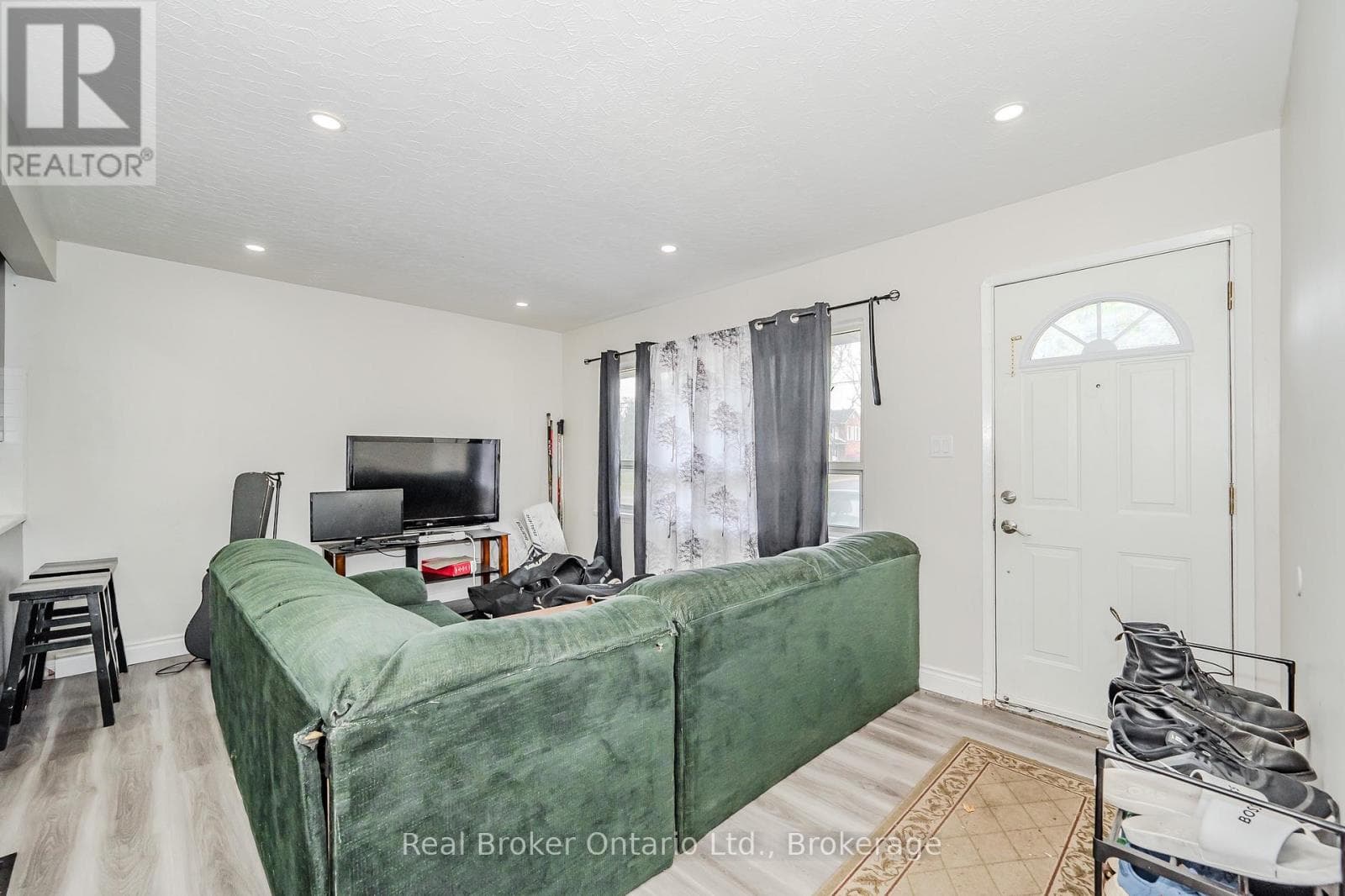 Single Family at 112 Victoria Road, Guelph (St. George's), Ontario - Photo 3 - RE/MAX Garden City Realty