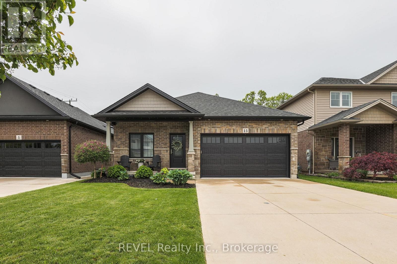 15 Willowbrook Drive