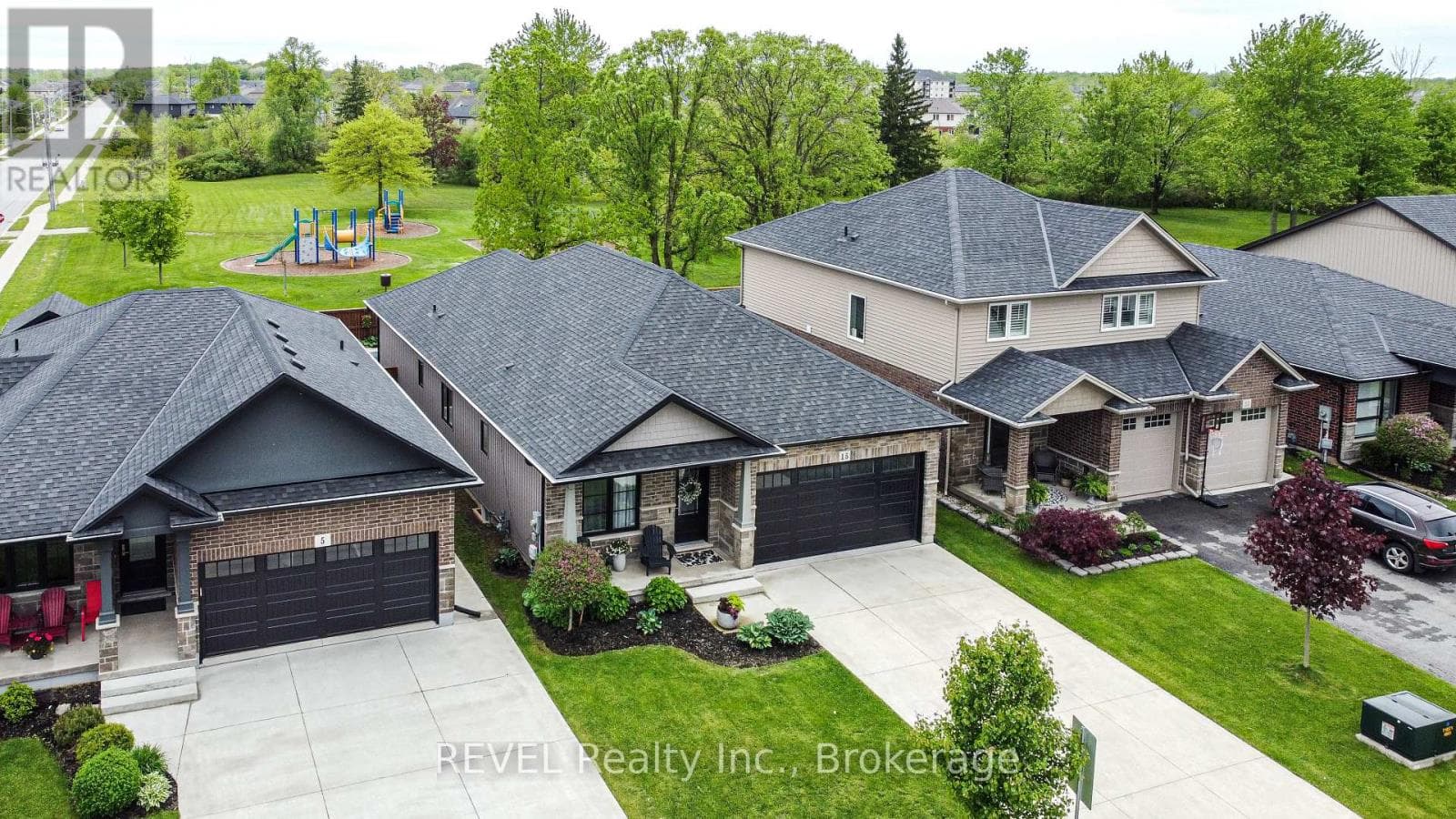 Single Family at 15 Willowbrook Drive, Welland (West Welland), Ontario - Photo 2 - RE/MAX Garden City Realty