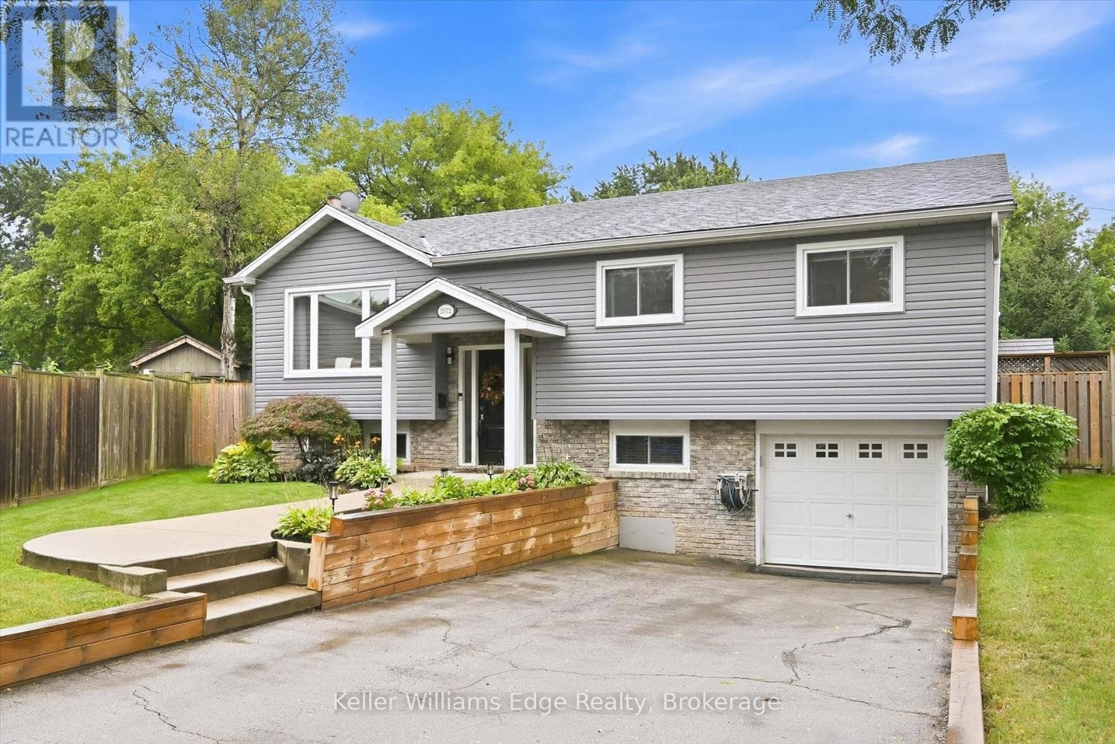 Single Family at 2372 Cayuga Court, Burlington (Brant Hills), Ontario - Photo 2 - RE/MAX Garden City Realty