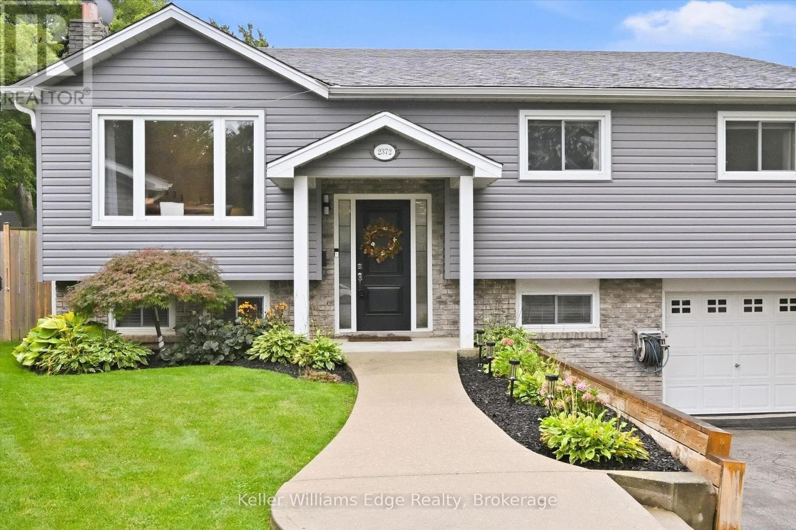 Single Family at 2372 Cayuga Court, Burlington (Brant Hills), Ontario - Photo 4 - RE/MAX Garden City Realty