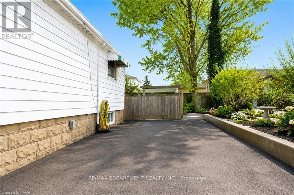 Single Family at 501 UPPER WELLINGTON Street, Hamilton (Inch Park), Ontario - Photo 3 - RE/MAX Garden City Realty