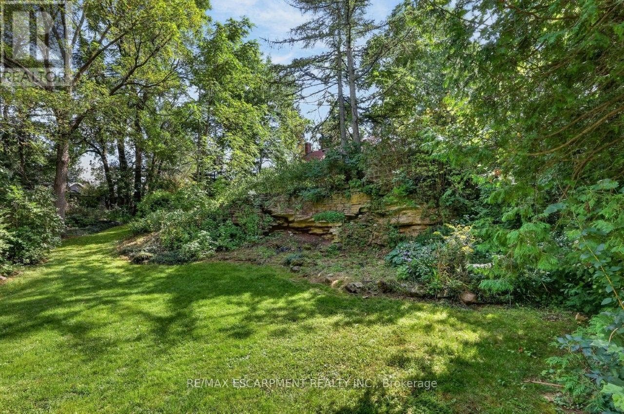 Single Family at 102 Ridge Road, Grimsby (Grimsby Escarpment), Ontario - Photo 5 - RE/MAX Garden City Realty