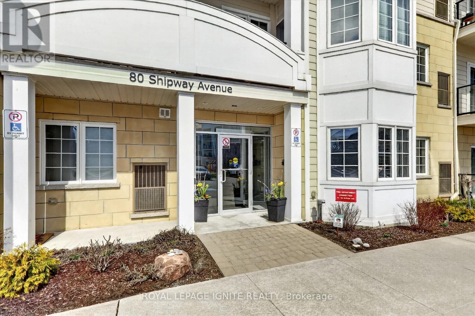 Single Family at 215- 80 Shipway Avenue, Clarington (Newcastle), Ontario - Photo 4 - RE/MAX Garden City Realty