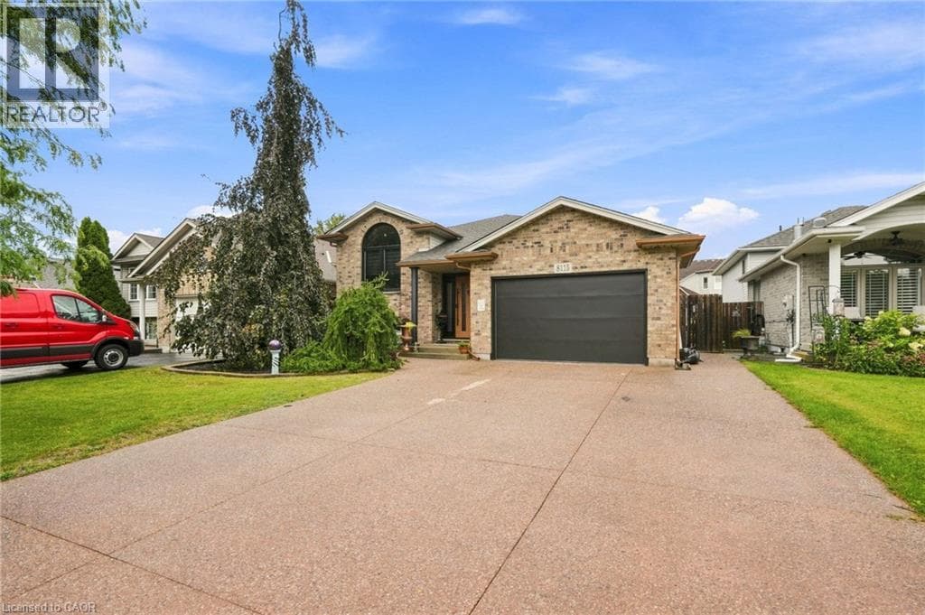 Single Family at 8115 BEAVER GLEN Drive, Niagara Falls, Ontario - Photo 4 - RE/MAX Garden City Realty