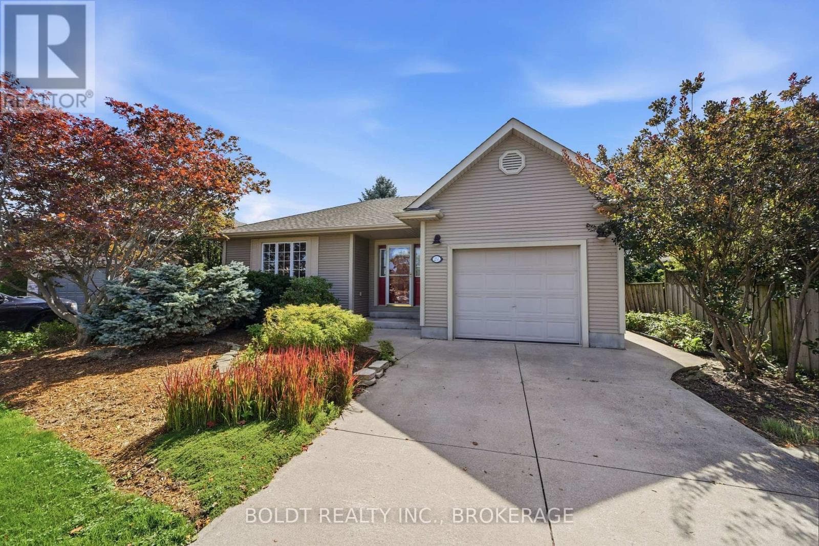 Single Family at 255 SULLIVAN Avenue, Thorold (Confederation Heights), Ontario - Photo 2 - RE/MAX Garden City Realty