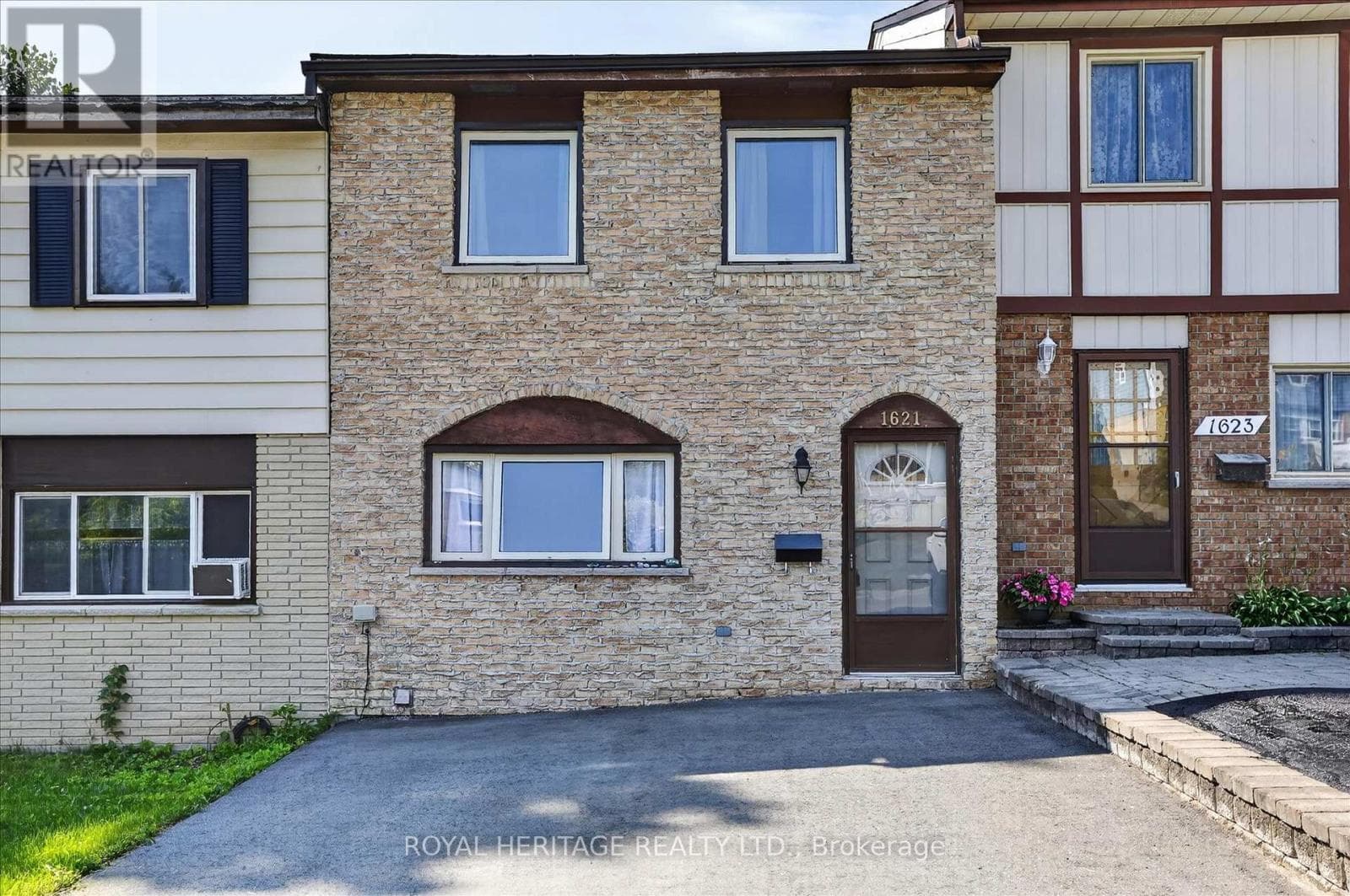 1621 Applewood Crescent
