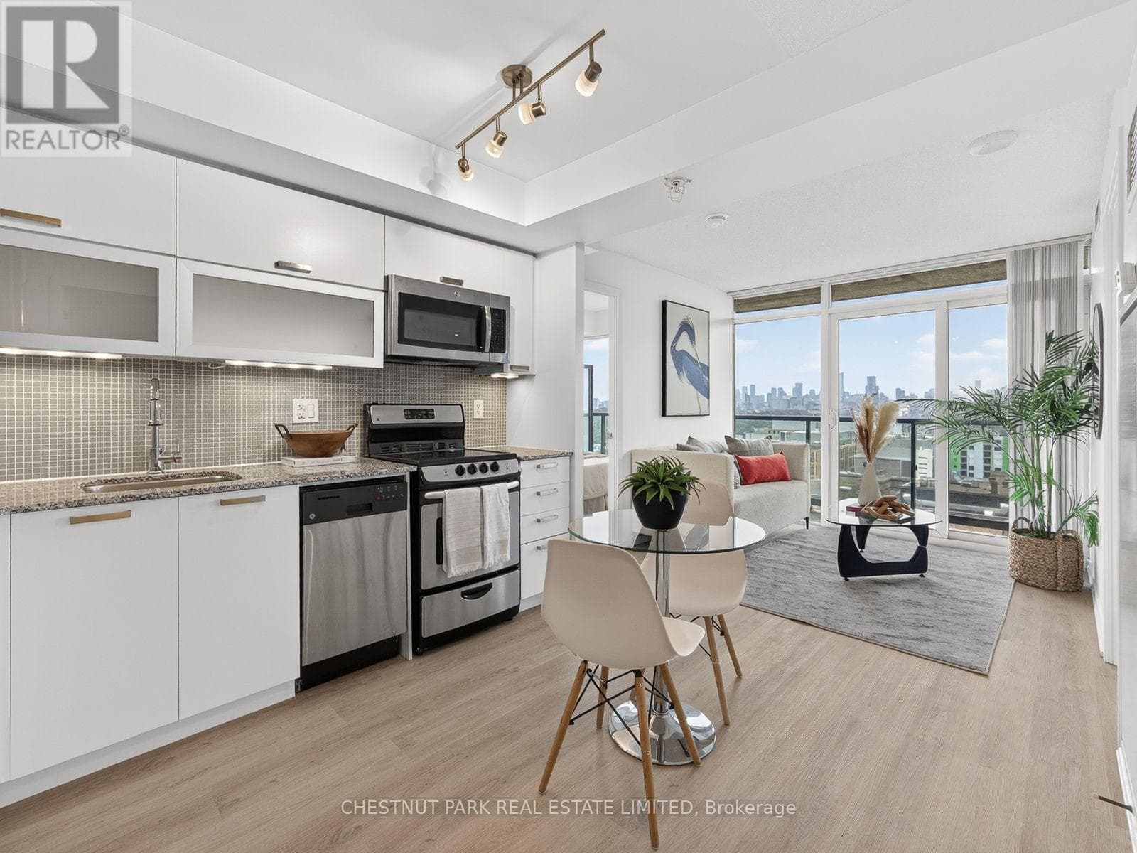 2111E- 36 Lisgar Street