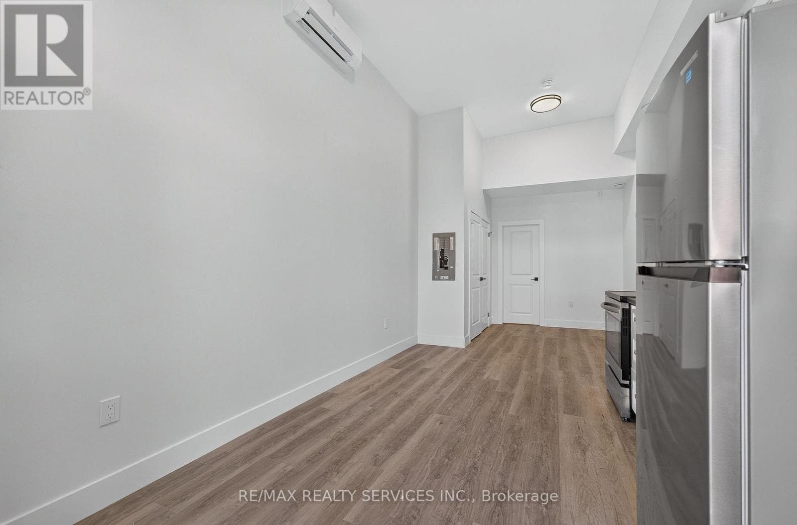 Single Family at 1- 260 King Street, Welland (Welland Downtown), Ontario - Photo 5 - RE/MAX Garden City Realty