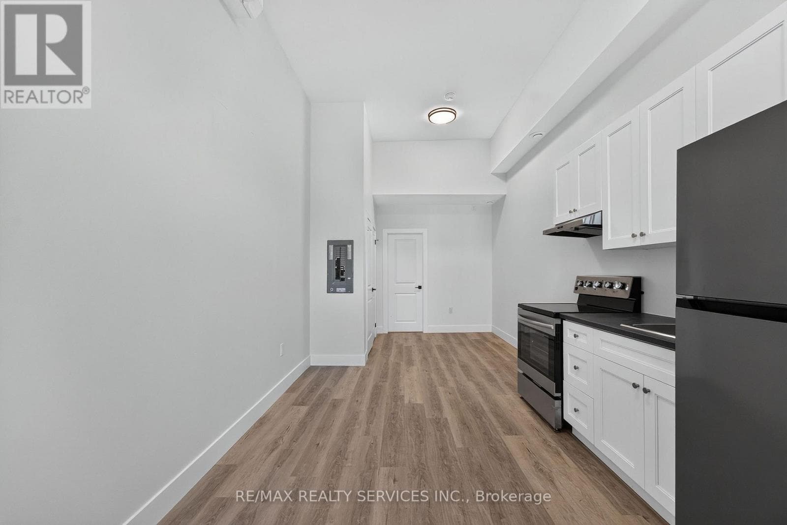 Single Family at 1- 260 King Street, Welland (Welland Downtown), Ontario - Photo 6 - RE/MAX Garden City Realty