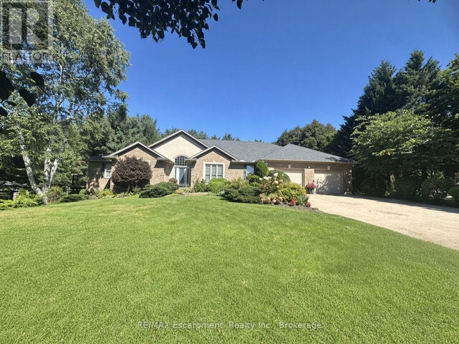 Single Family at 31 Alder Crescent, Pelham (Fenwick), Ontario - Photo 2 - RE/MAX Garden City Realty