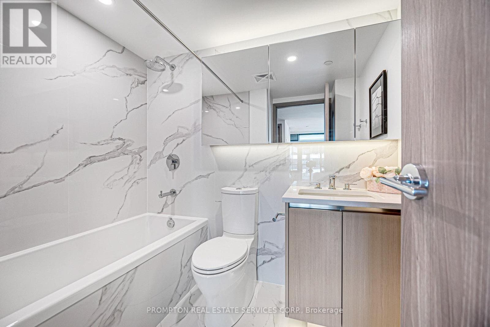 Single Family at 5210- 1 Concord cityplace Way, Toronto (Waterfront Communities), Ontario - Photo 7 - RE/MAX Garden City Realty
