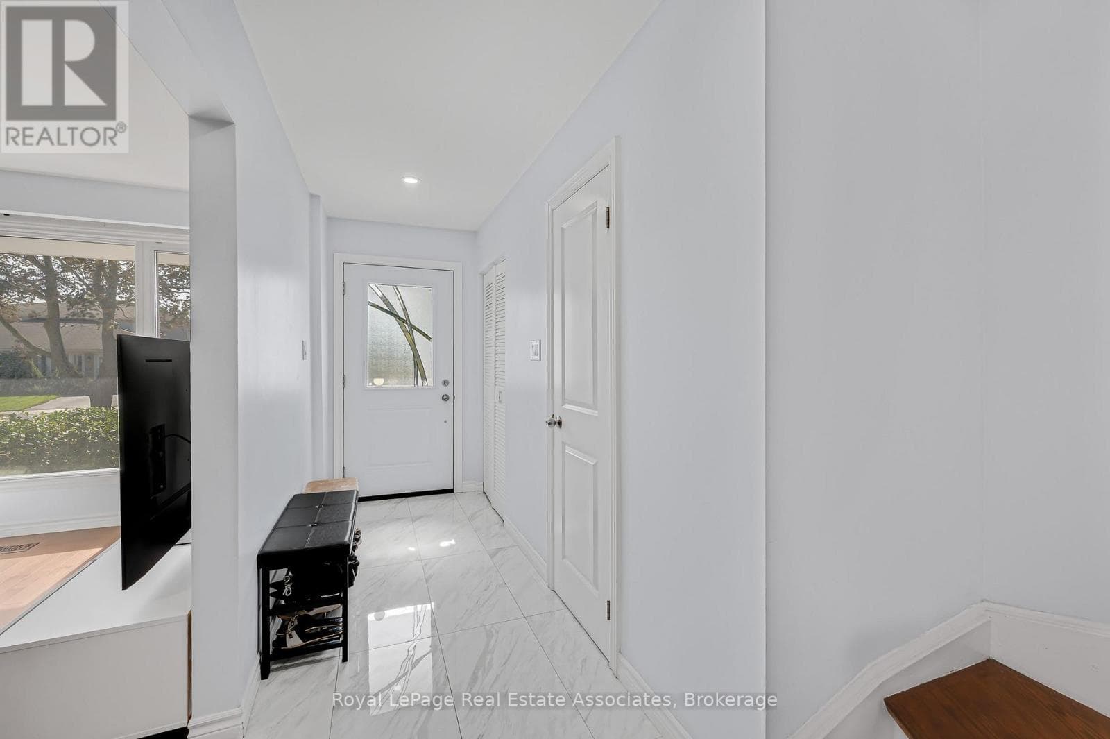 Single Family at 2782 Hollington Crescent, Mississauga (Sheridan), Ontario - Photo 3 - RE/MAX Garden City Realty
