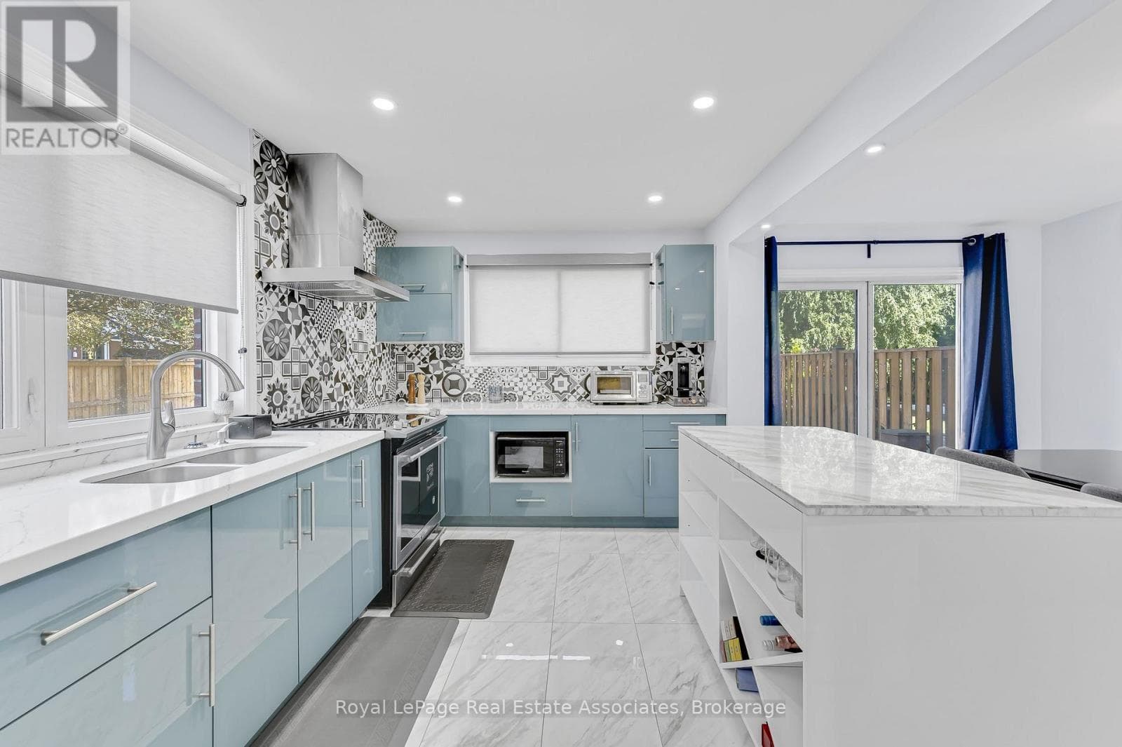 Single Family at 2782 Hollington Crescent, Mississauga (Sheridan), Ontario - Photo 4 - RE/MAX Garden City Realty