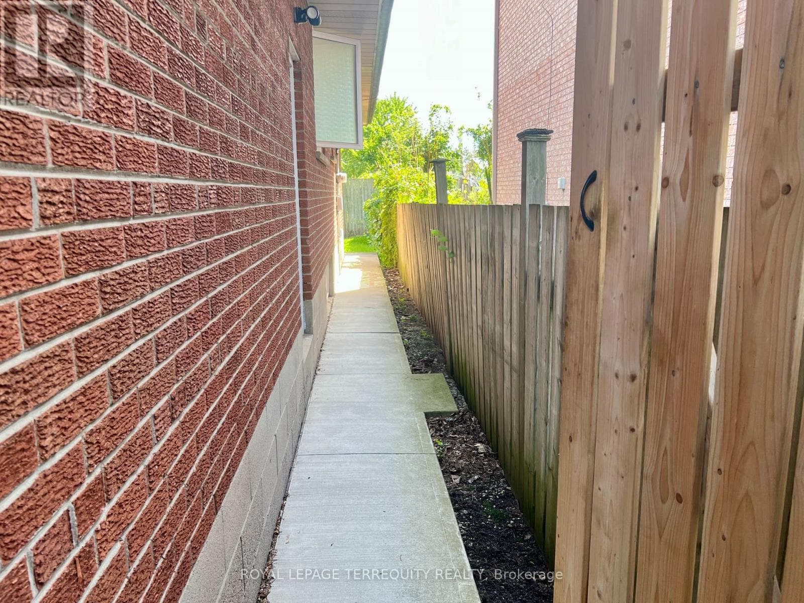 Single Family at Lower- 896 Fourth Street, Mississauga (Lakeview), Ontario - Photo 4 - RE/MAX Garden City Realty