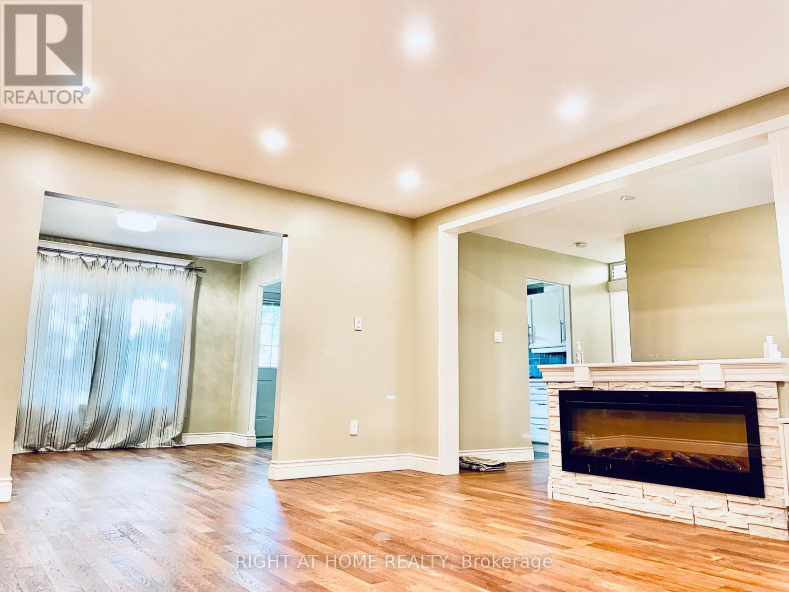 Single Family at 6 Beechcroft Circle, Barrie (Cundles East), Ontario - Photo 1 - RE/MAX Garden City Realty