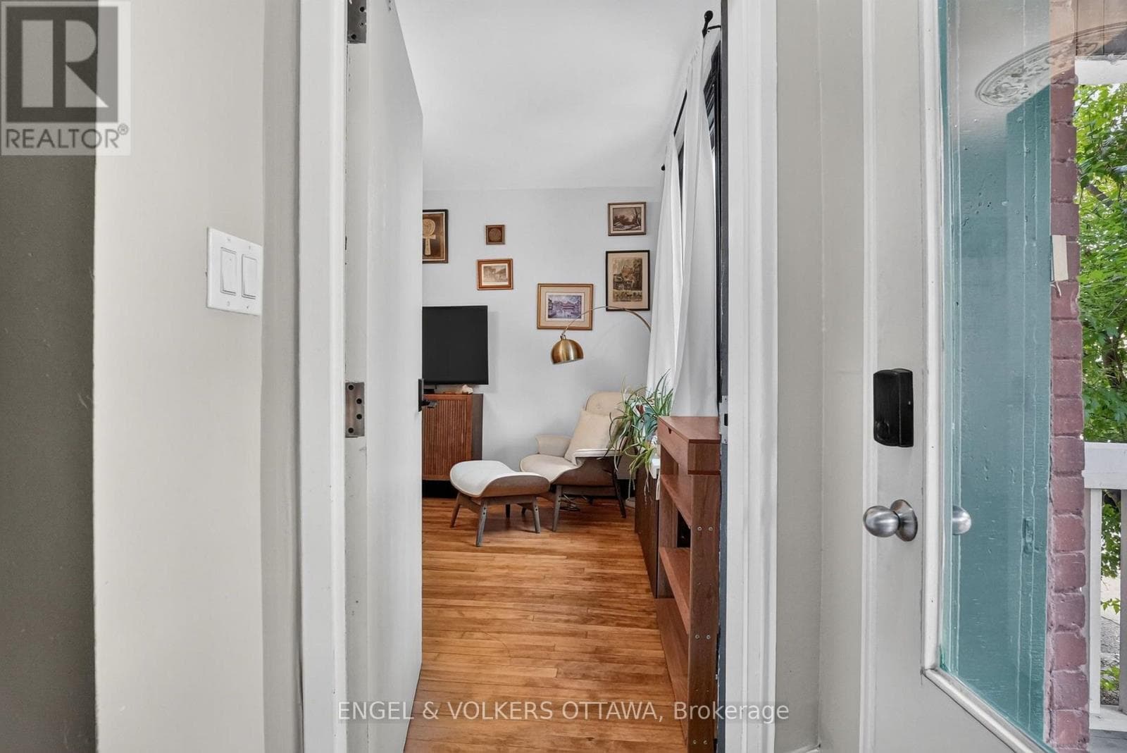 Single Family at 128 Second Avenue, Ottawa, Ontario - Photo 5 - RE/MAX Garden City Realty