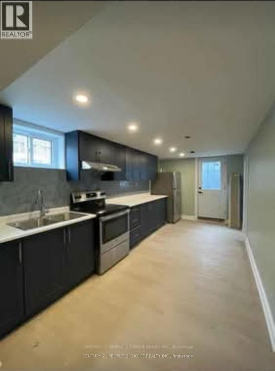 Single Family at Lower- 6938 Warden Avenue, Niagara Falls (Arad/Fallsview), Ontario - Photo 6 - RE/MAX Garden City Realty