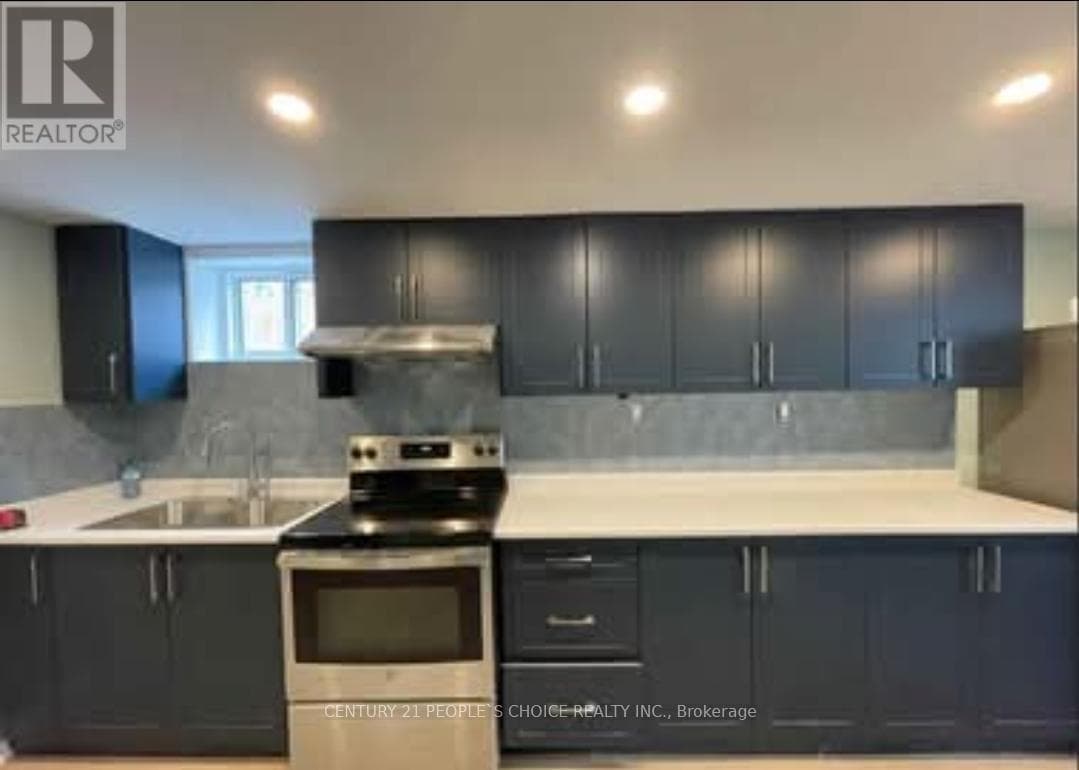 Single Family at Lower- 6938 Warden Avenue, Niagara Falls (Arad/Fallsview), Ontario - Photo 7 - RE/MAX Garden City Realty