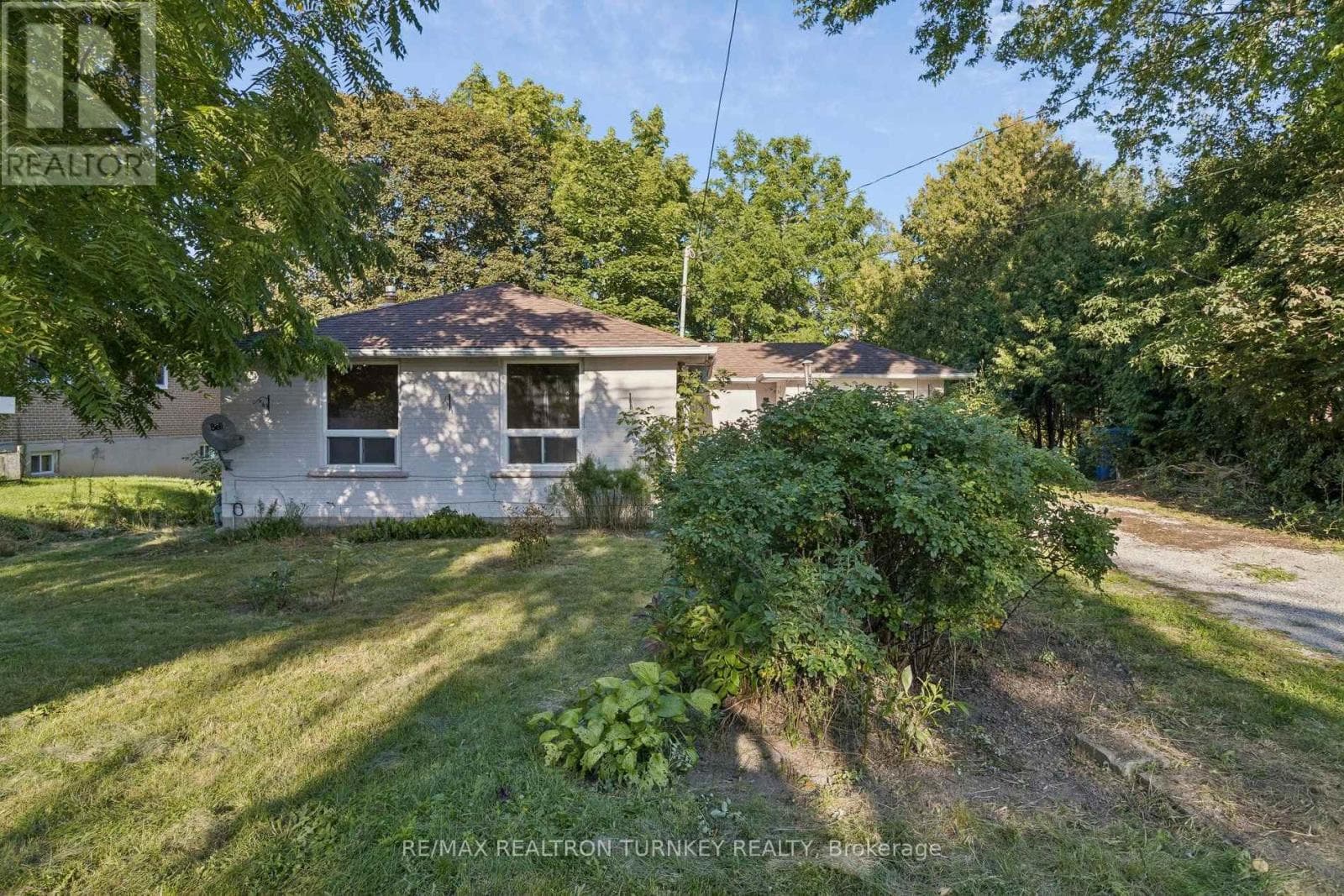 Single Family at 105 Bolton Avenue, Newmarket (Huron Heights-Leslie Valley), Ontario - Photo 3 - RE/MAX Garden City Realty
